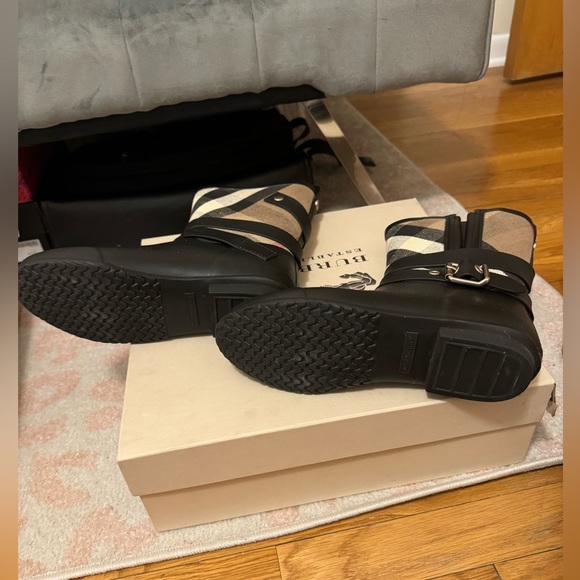 Burberry rain boots in awesome condition. Comes with the box no dustbag. Size 38 - Picture 4 of 9